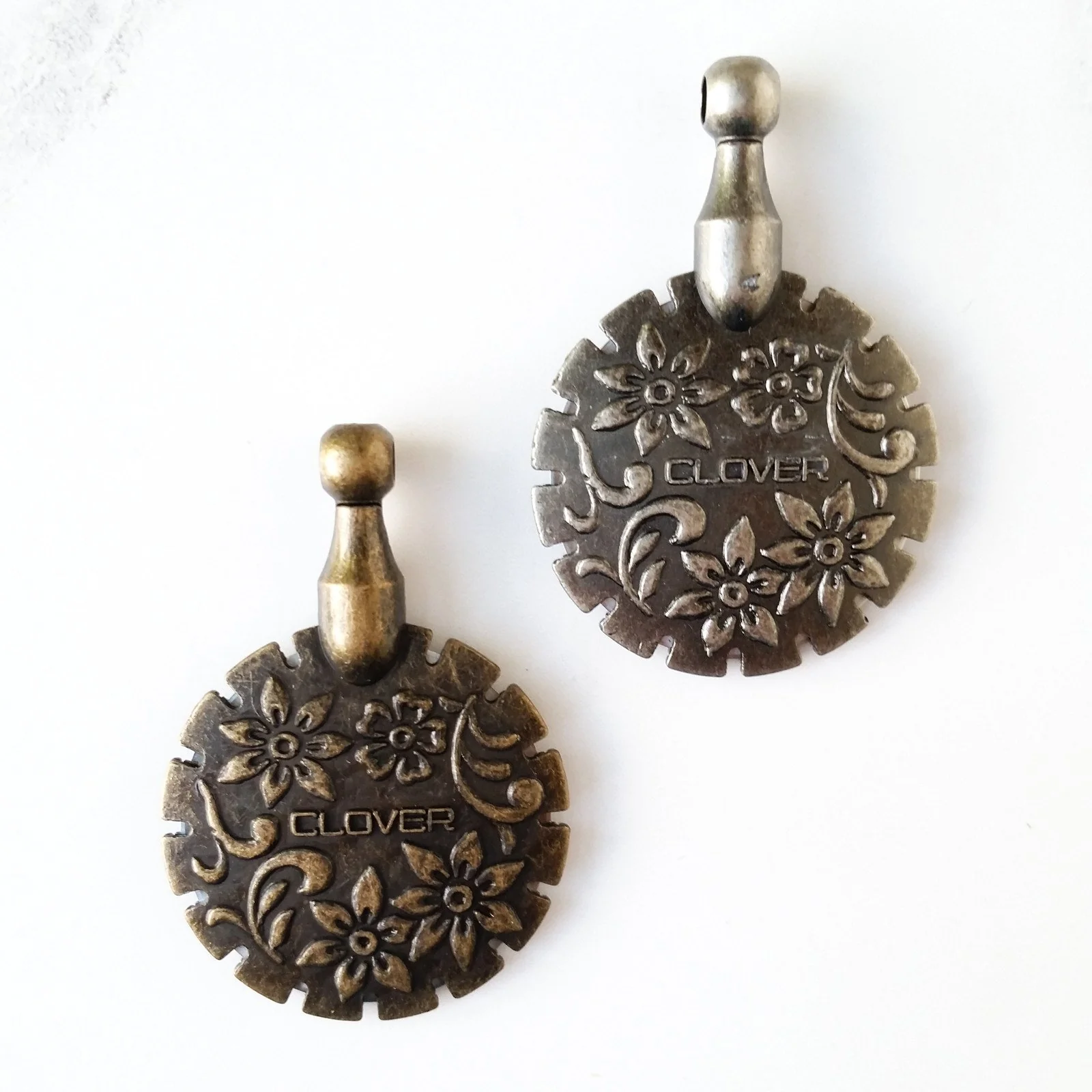 Clover thread cutter pendant