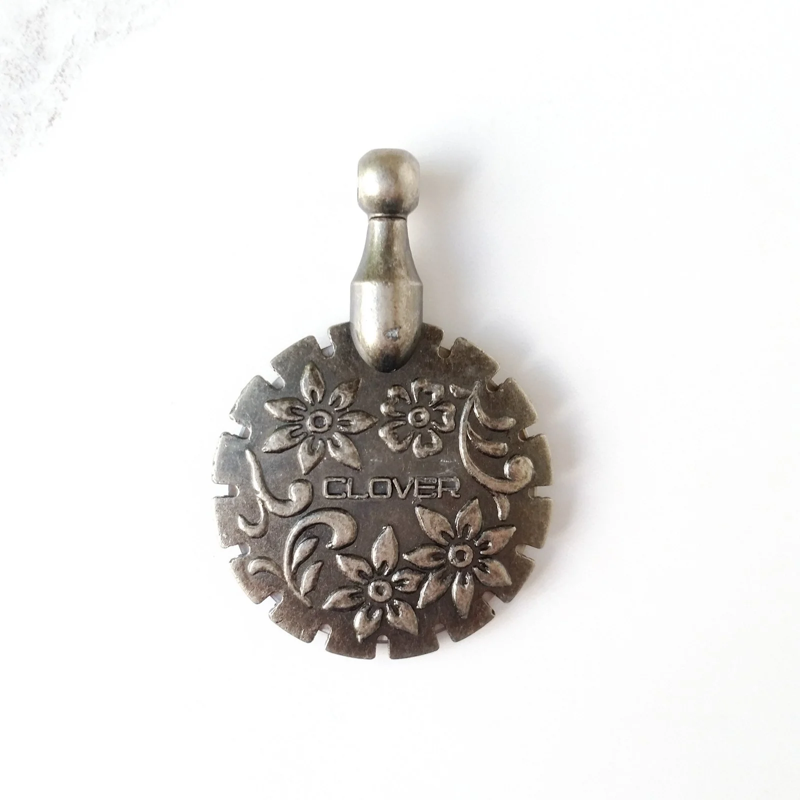 Clover thread cutter pendant - Image 2