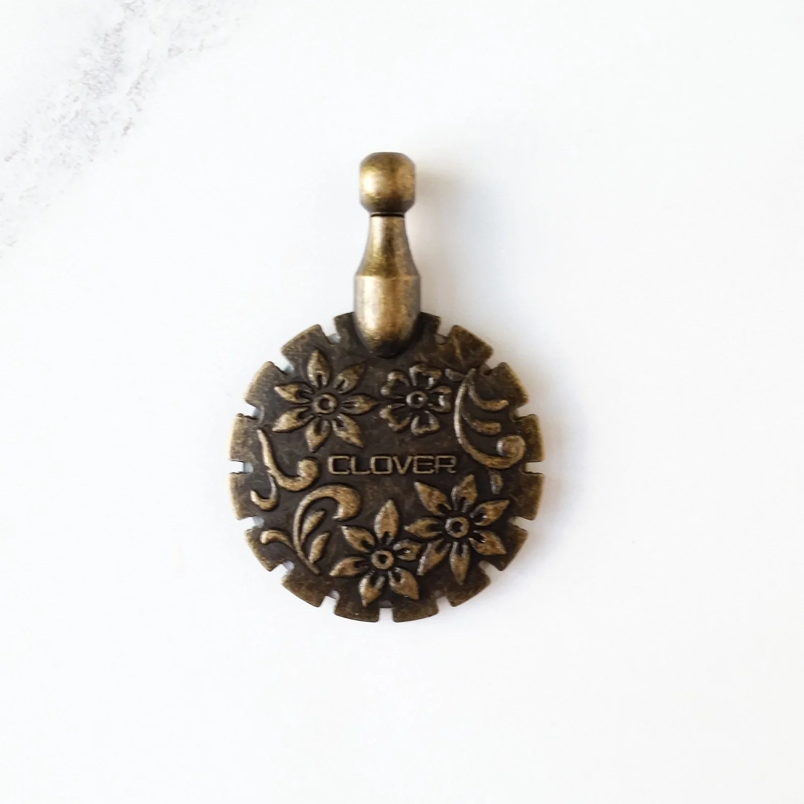 Clover thread cutter pendant - Image 3
