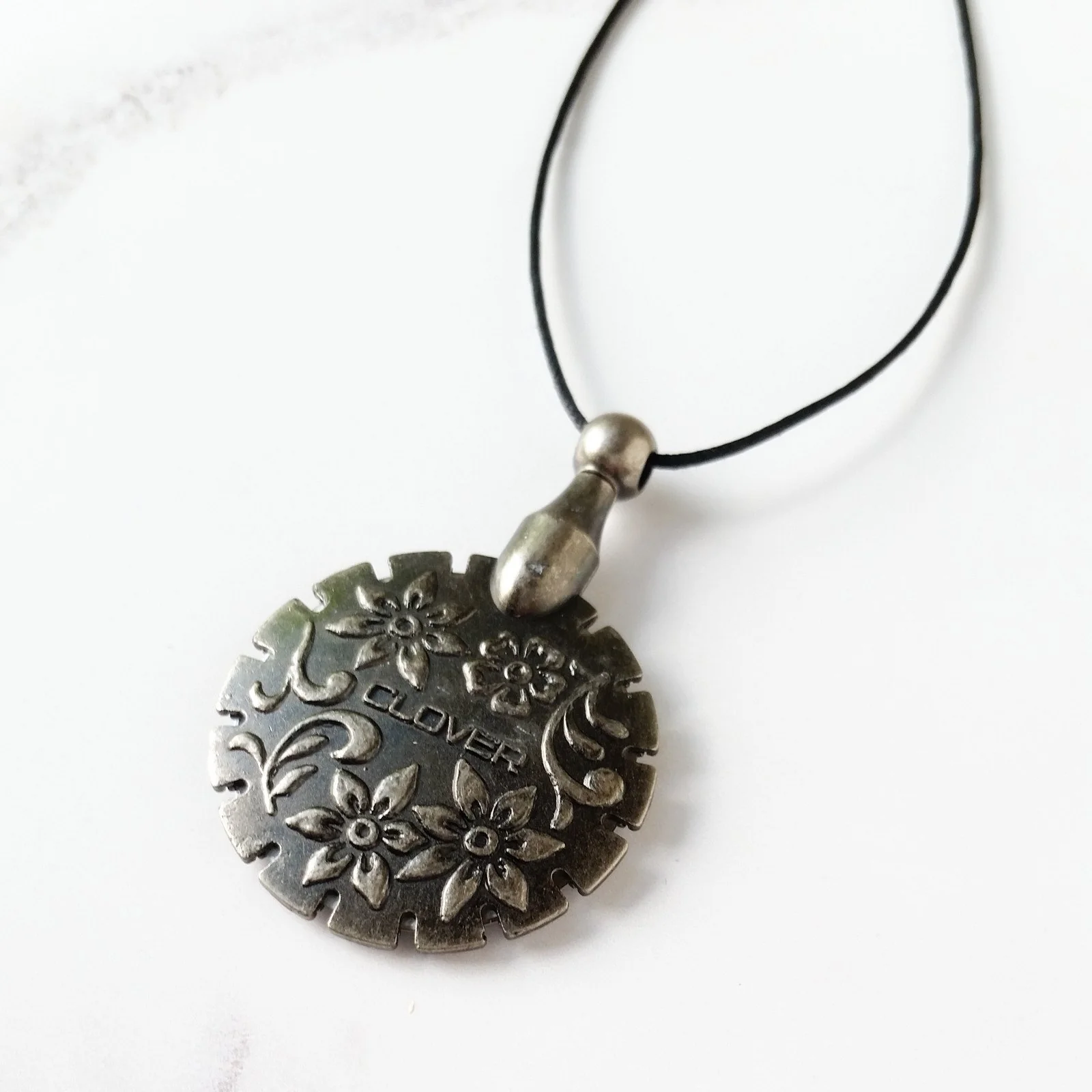 Clover thread cutter pendant - Image 4